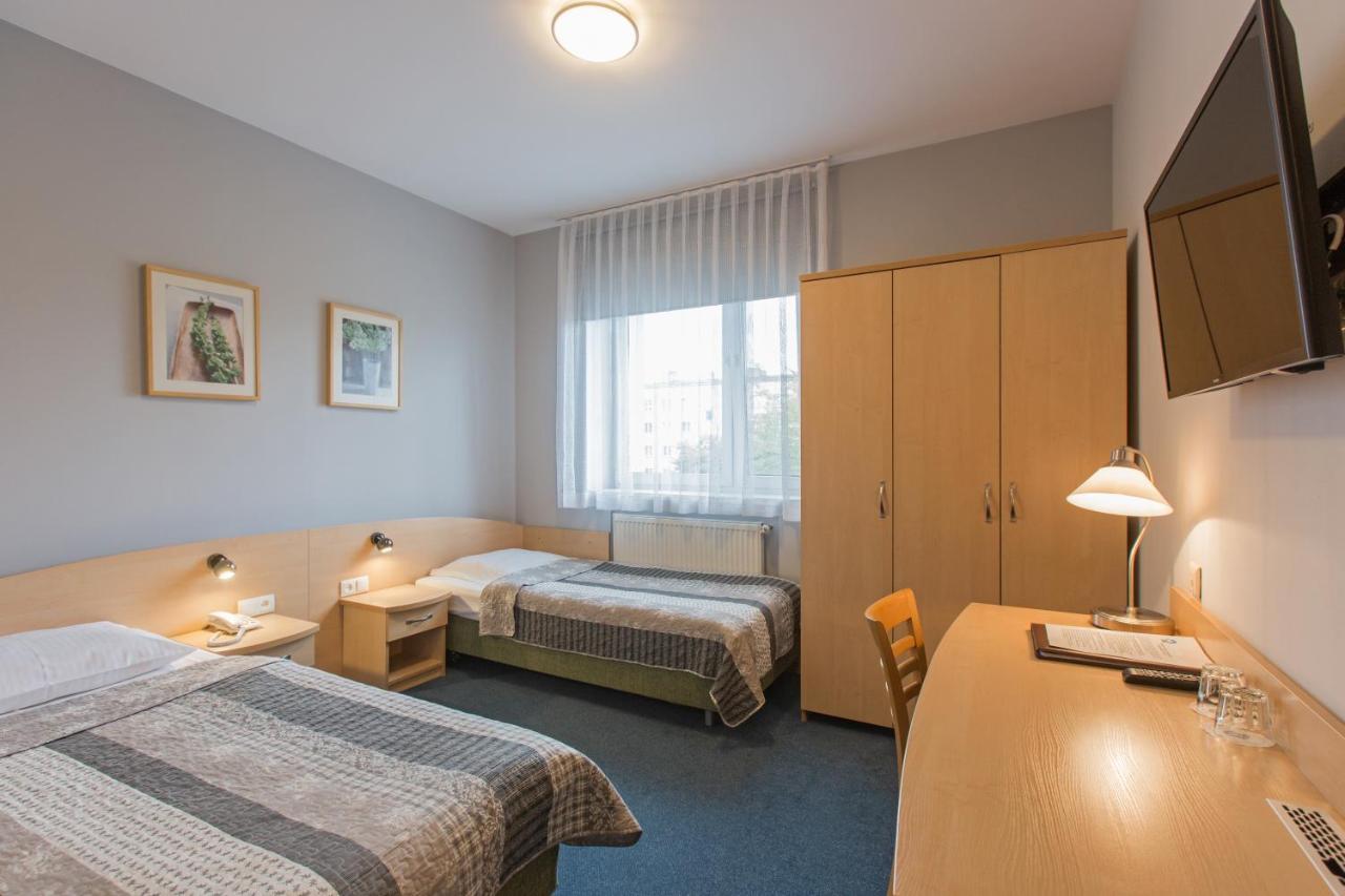 Hotel Labedy Gliwice Bagian luar foto