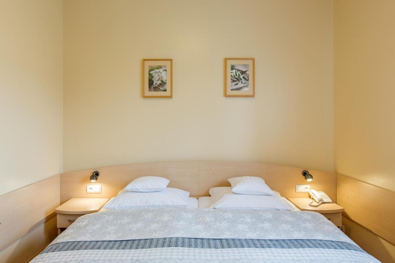 Hotel Labedy Gliwice Bagian luar foto