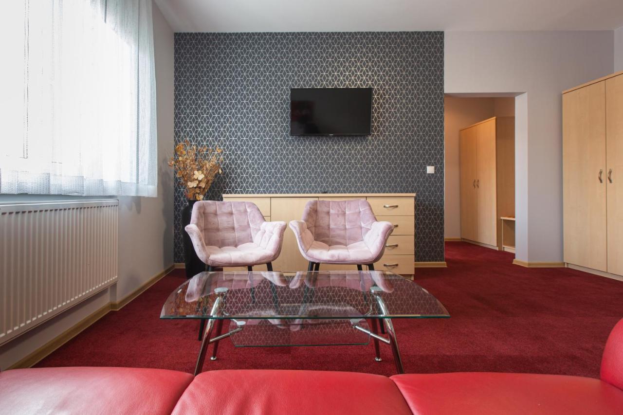 Hotel Labedy Gliwice Bagian luar foto