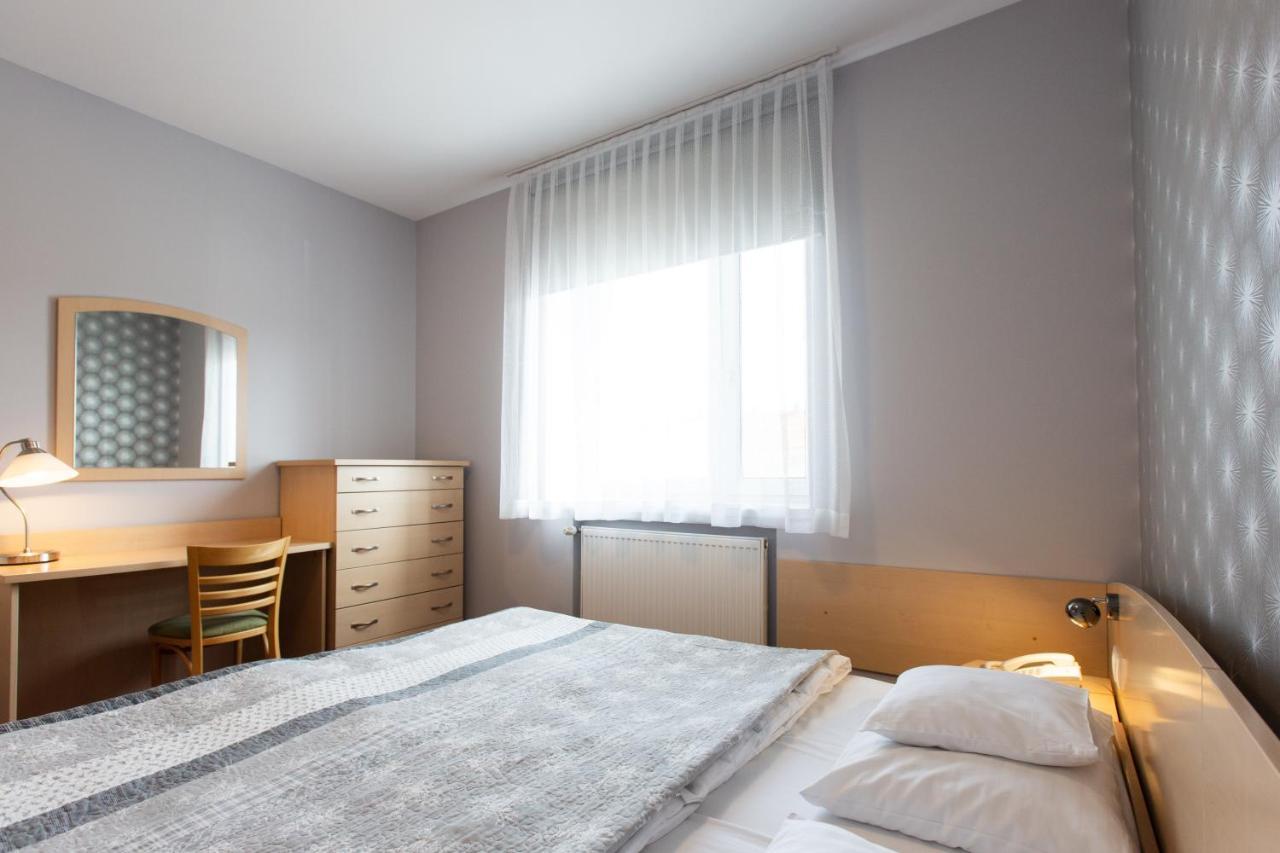 Hotel Labedy Gliwice Bagian luar foto